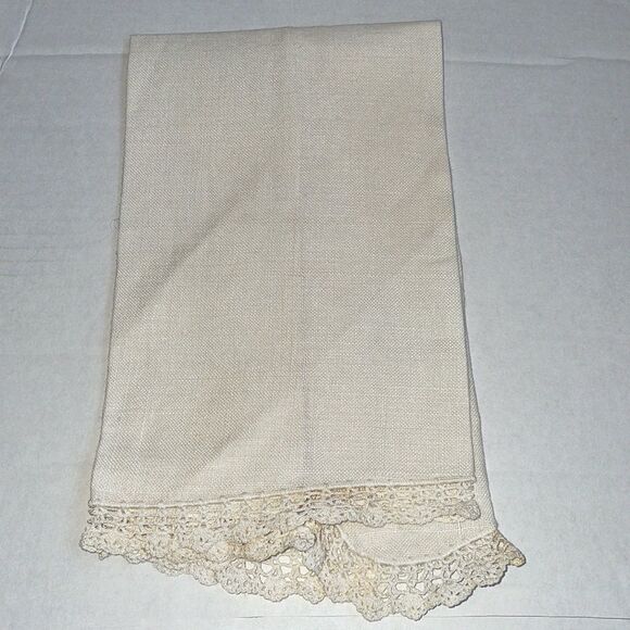 Vtg white linen hand towel with 3 embroidered floral wreaths - Picture 4 of 5